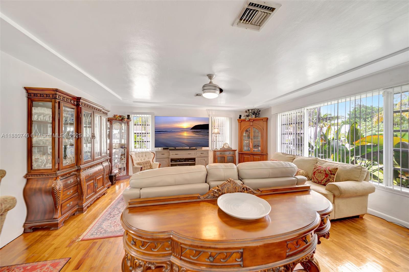 HOLLYWOOD LITTLE RANCHES - Residential