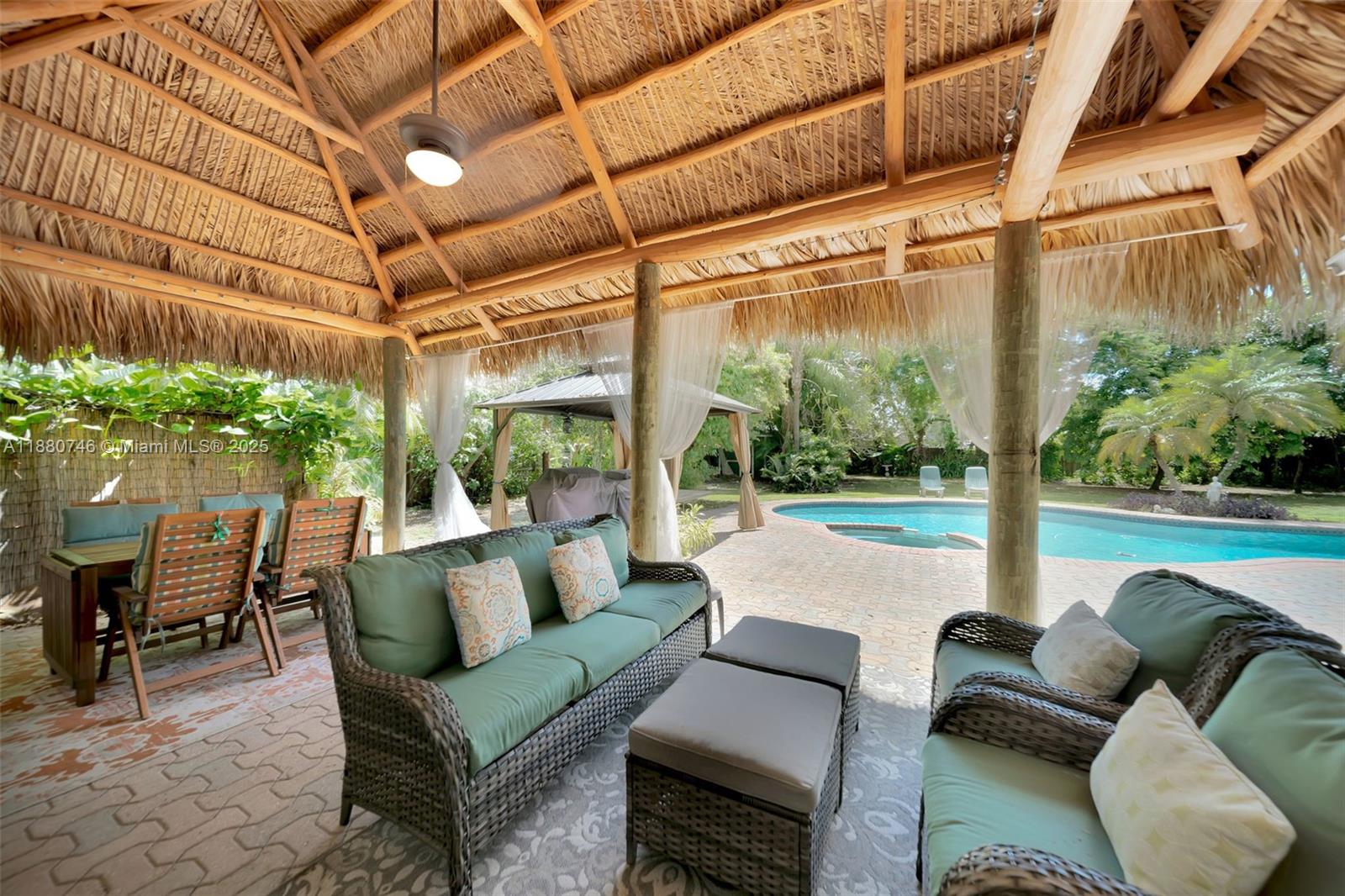 HOLLYWOOD LITTLE RANCHES - Residential