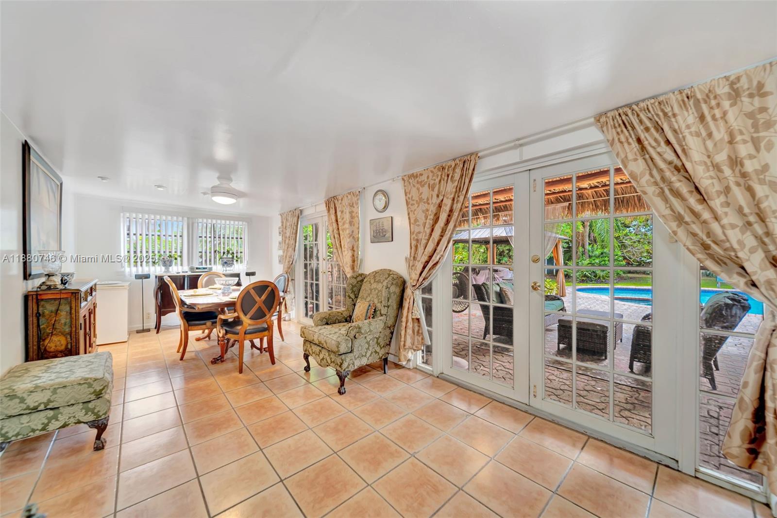 HOLLYWOOD LITTLE RANCHES - Residential