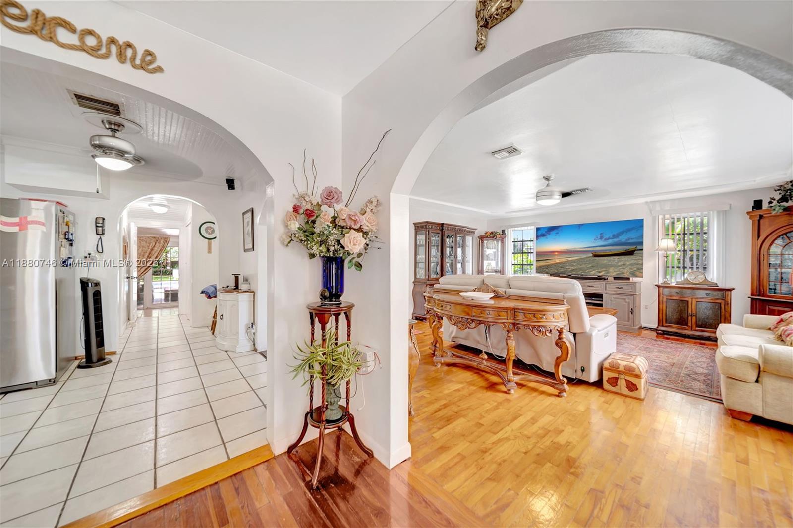 HOLLYWOOD LITTLE RANCHES - Residential