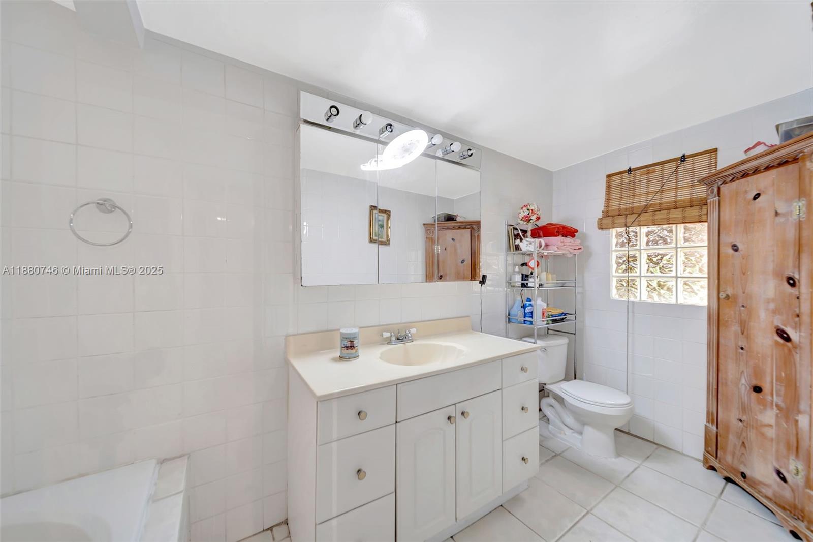 HOLLYWOOD LITTLE RANCHES - Residential