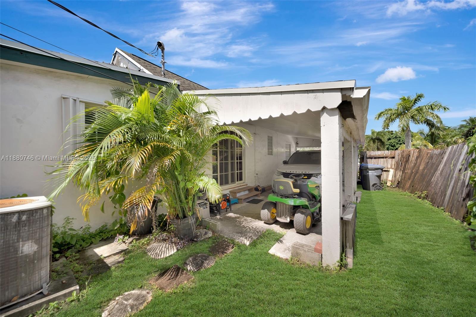 HOLLYWOOD LITTLE RANCHES - Residential