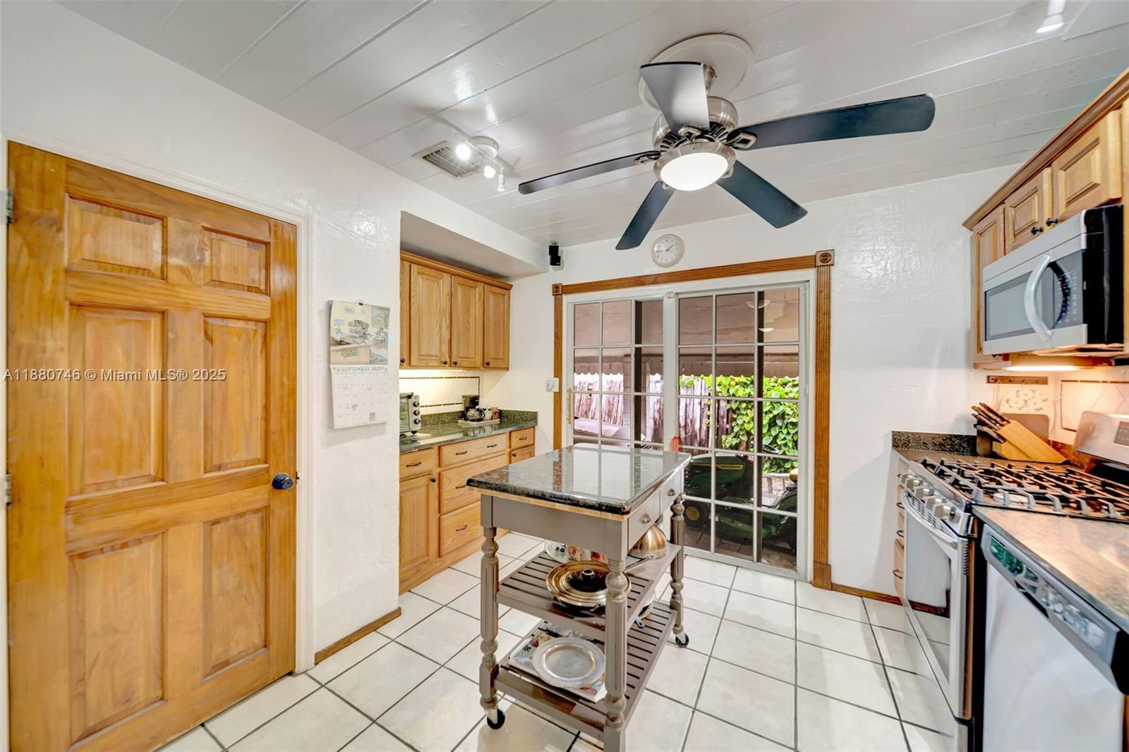 HOLLYWOOD LITTLE RANCHES - Residential