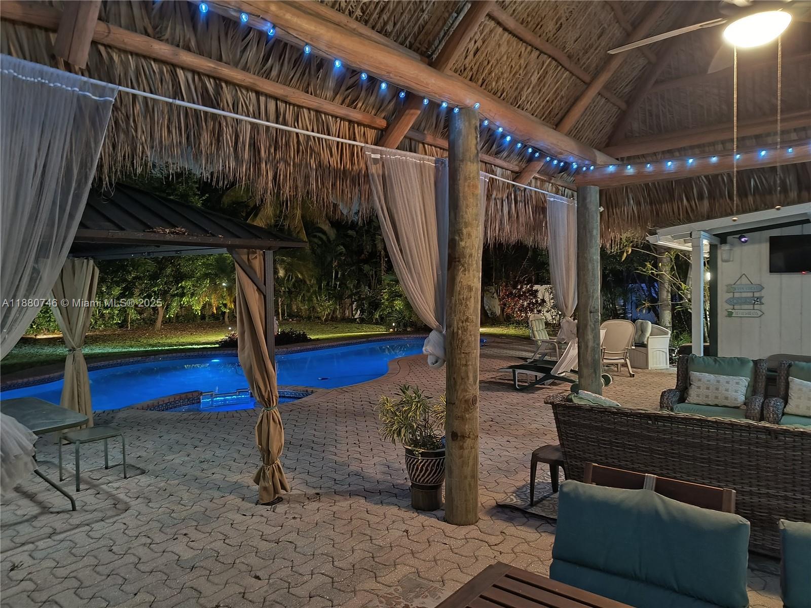 HOLLYWOOD LITTLE RANCHES - Residential