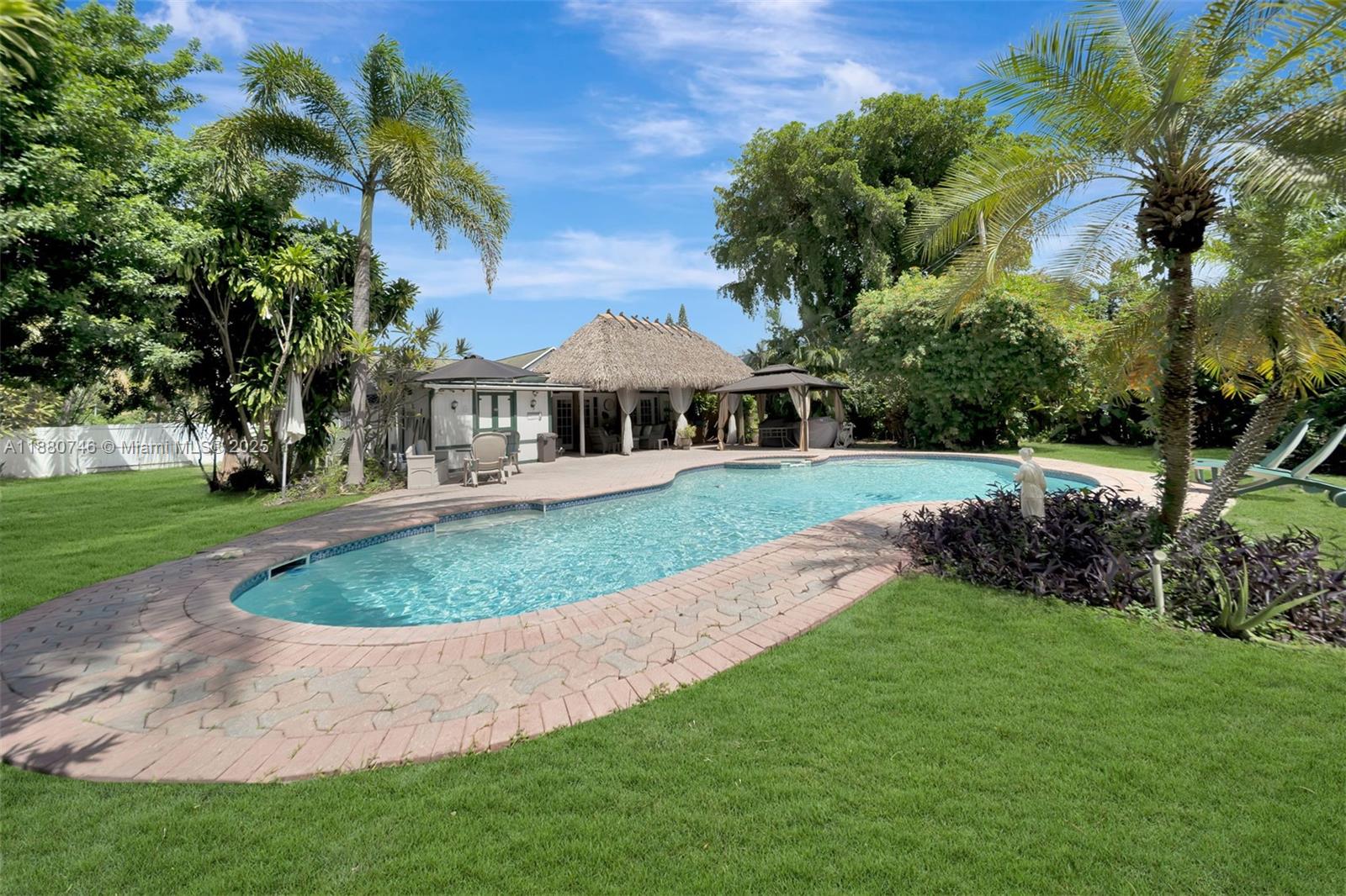 HOLLYWOOD LITTLE RANCHES - Residential