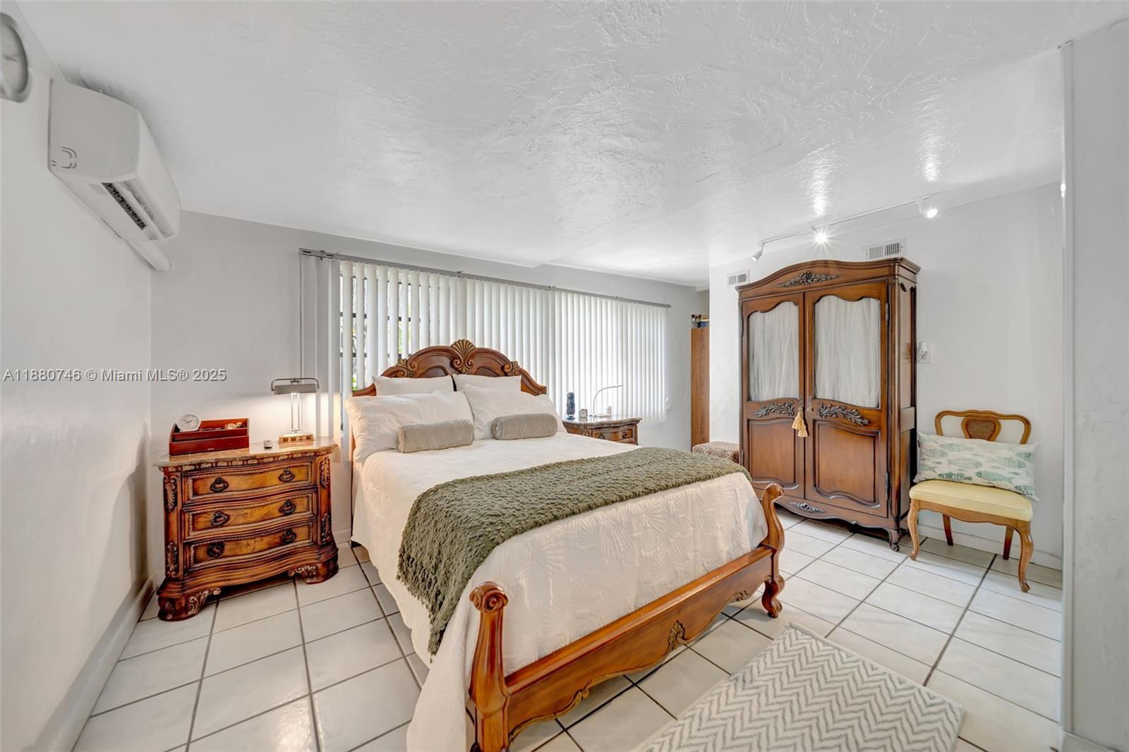 HOLLYWOOD LITTLE RANCHES - Residential