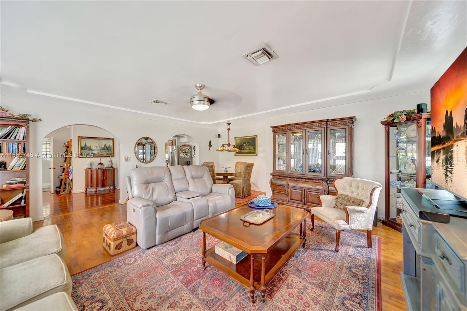 HOLLYWOOD LITTLE RANCHES - Residential