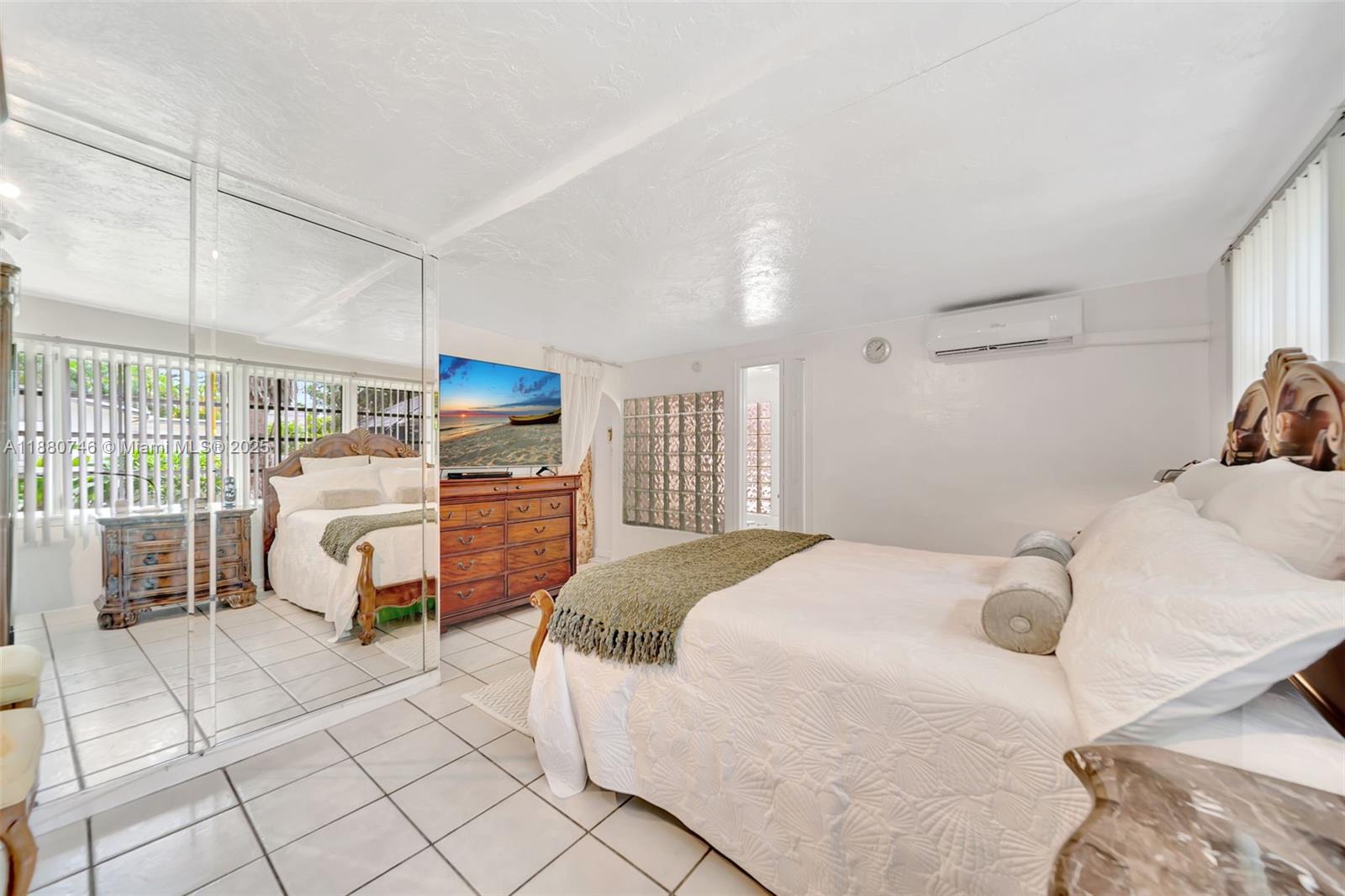 HOLLYWOOD LITTLE RANCHES - Residential