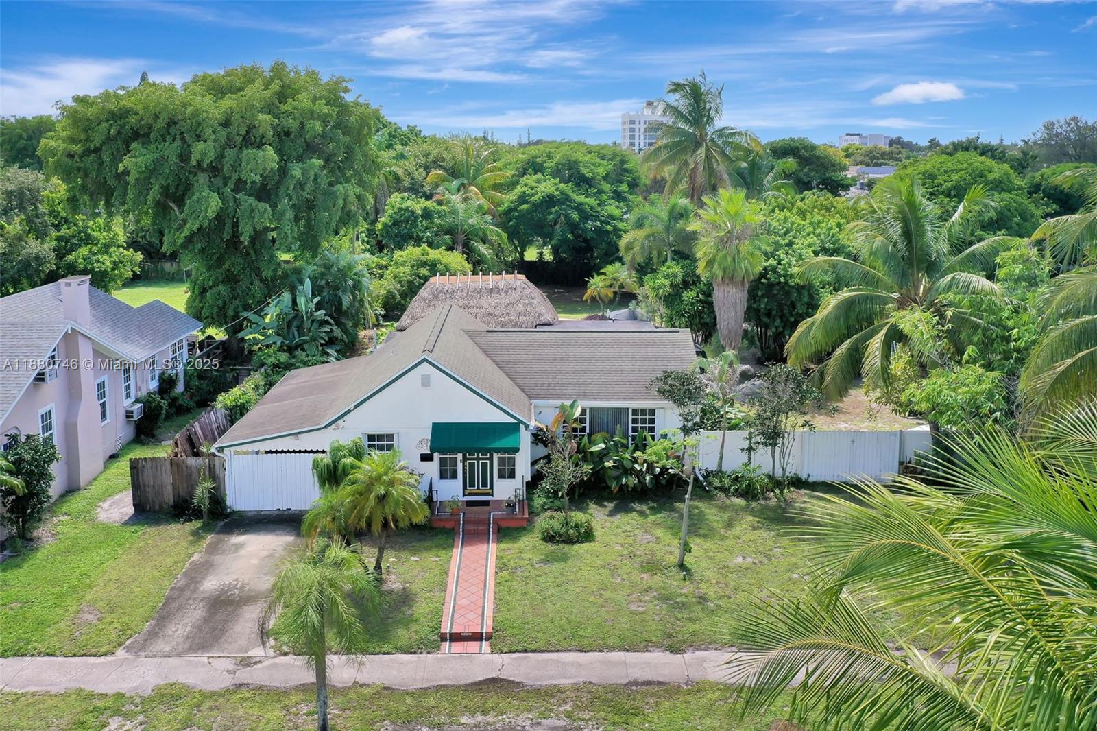 HOLLYWOOD LITTLE RANCHES - Residential