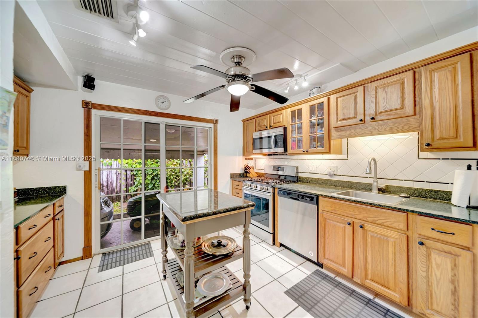 HOLLYWOOD LITTLE RANCHES - Residential