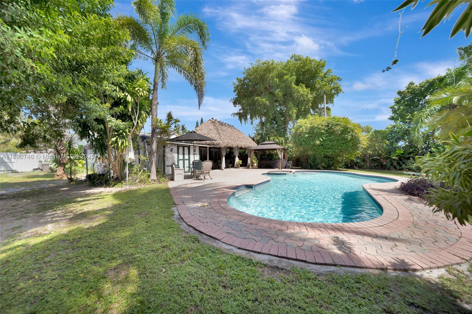 HOLLYWOOD LITTLE RANCHES - Residential