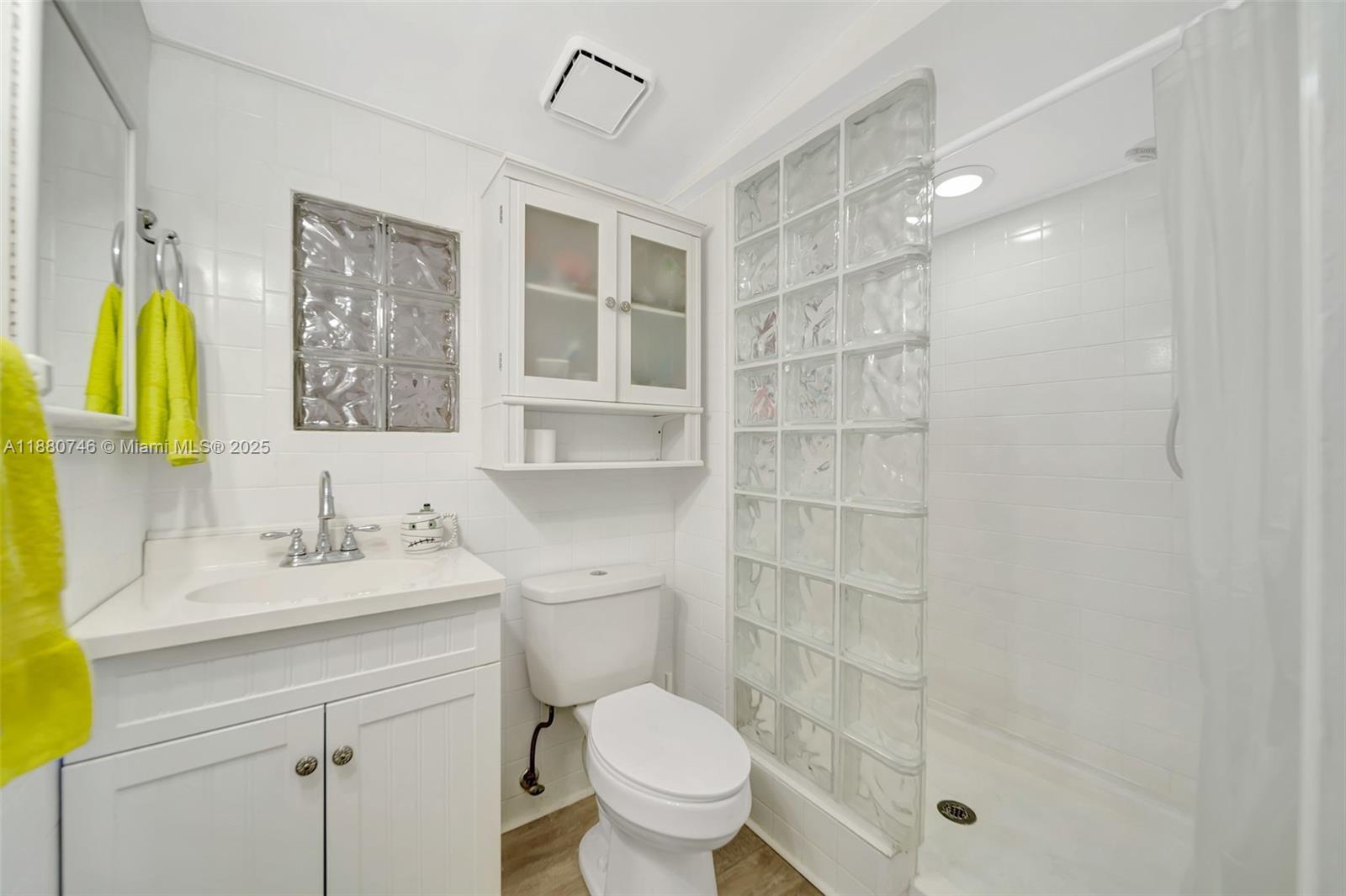 HOLLYWOOD LITTLE RANCHES - Residential