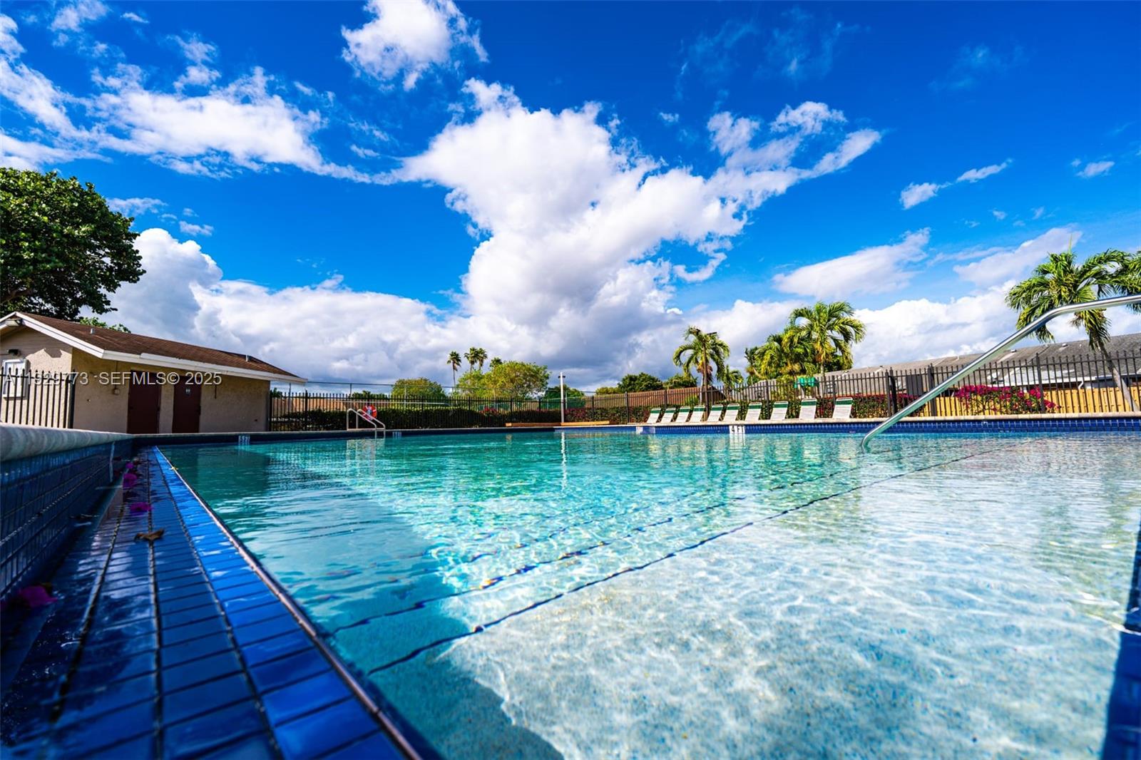 COUNTRY LAKE MANORS TOWNH - Residential