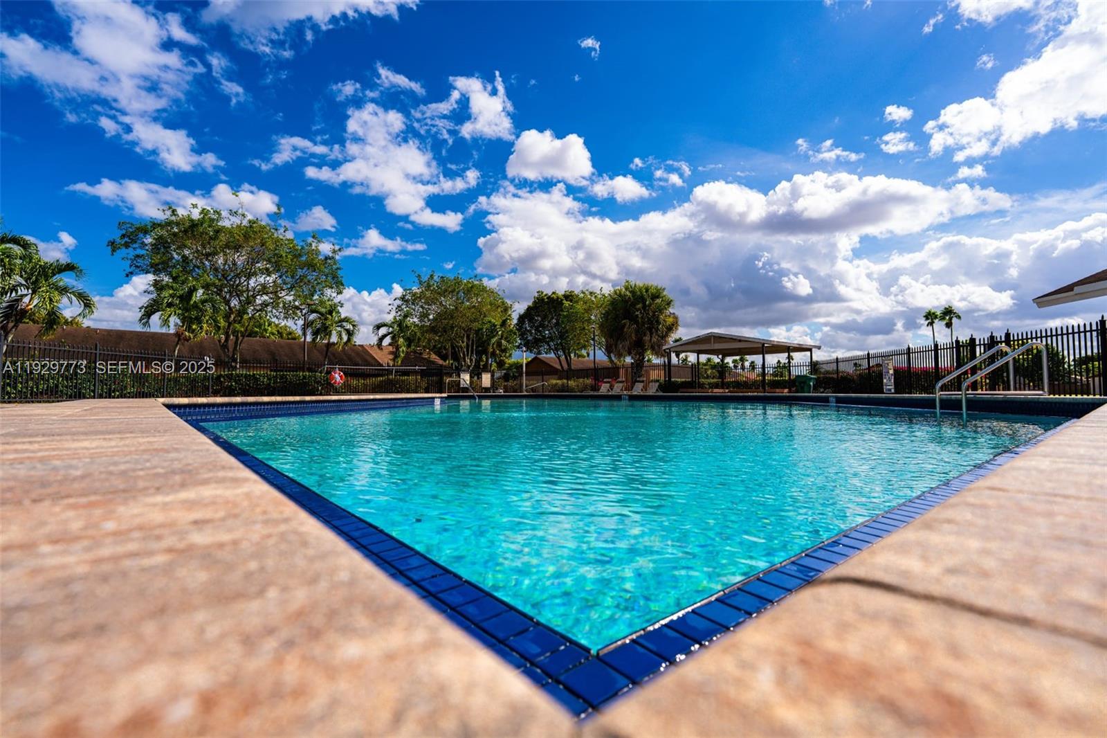 COUNTRY LAKE MANORS TOWNH - Residential