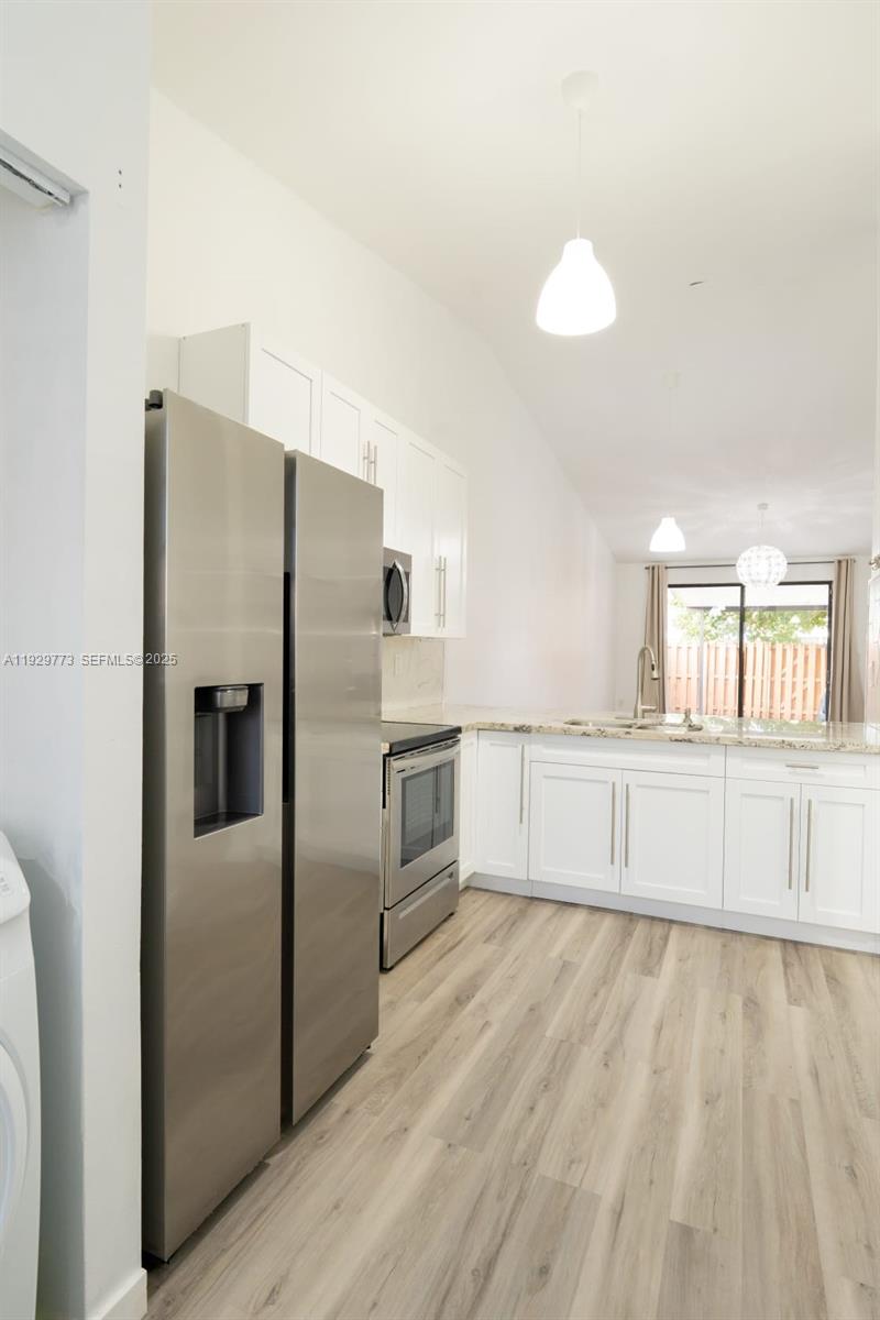 COUNTRY LAKE MANORS TOWNH - Residential