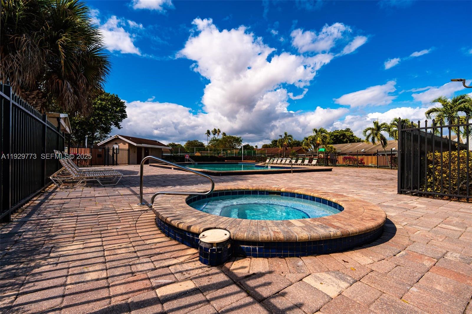 COUNTRY LAKE MANORS TOWNH - Residential