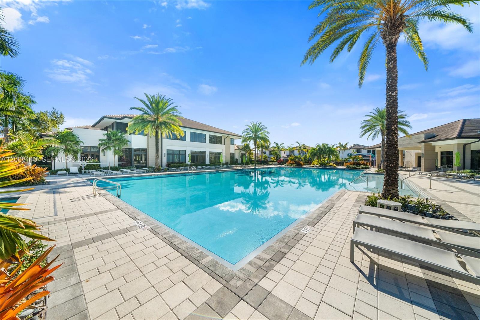 DOWNTOWN DORAL SOUTH PHAS - Residential