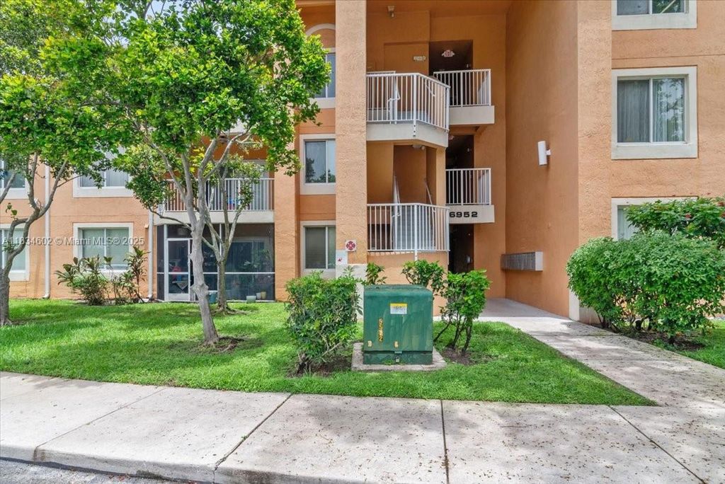 Photo of 6952 SW 39th St #C105, Davie, FL 33314 (MLS # A11834602)