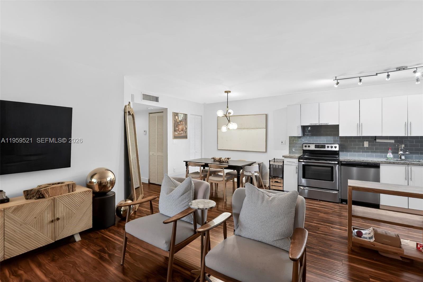 DORAL PK CO CLUB VILLAS C - Residential