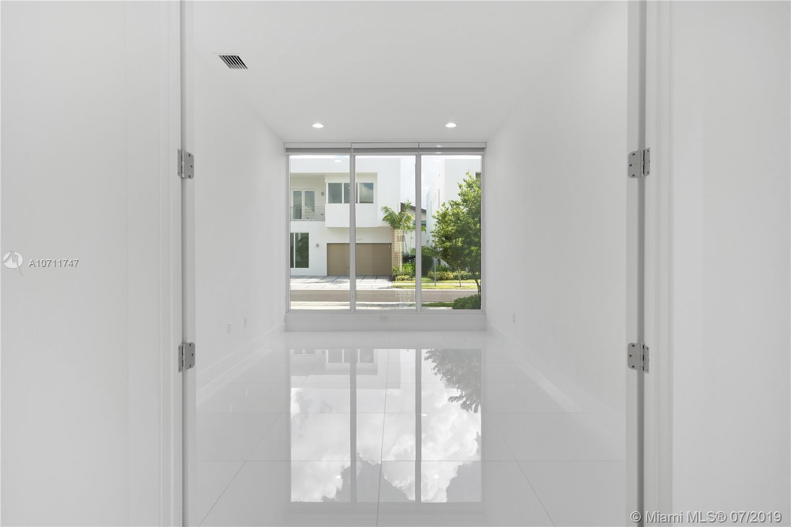 DORAL COMMONS RESIDENTIAL - Residential Lease