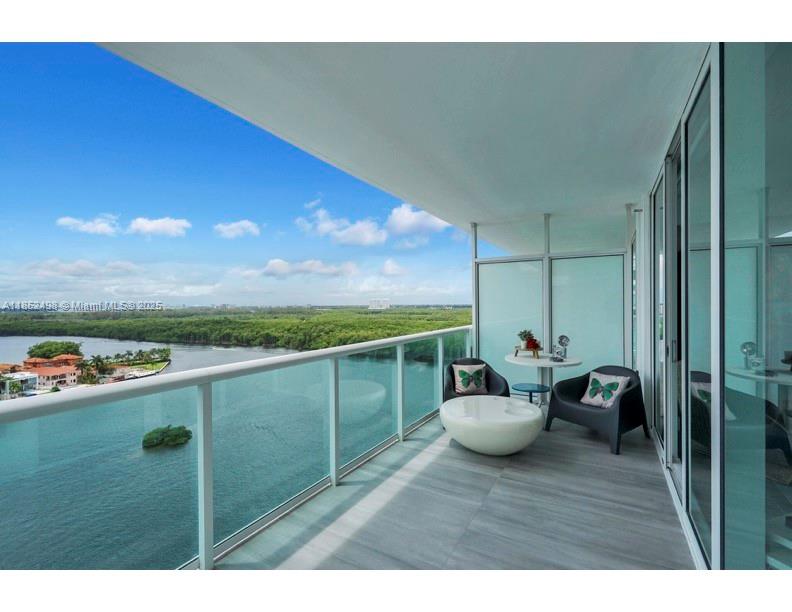 Stunning Intracoastal, Ocean, and Oleta Park views from the perfect floor! This bright 2-story unit features a spacious open layout with 3 bedrooms (den converted), 3 full bathrooms, large balcony, European cabinetry, and stainless steel appliances.
Located at 400 Sunny Isles with top-tier amenities: infinity-edge pool, spa, fitness center, pool bar, gardens, and social areas. Just steps from the beach and minutes from Aventura Mall, Bal Harbour Shops, Oleta Park, and top dining. A must-see!