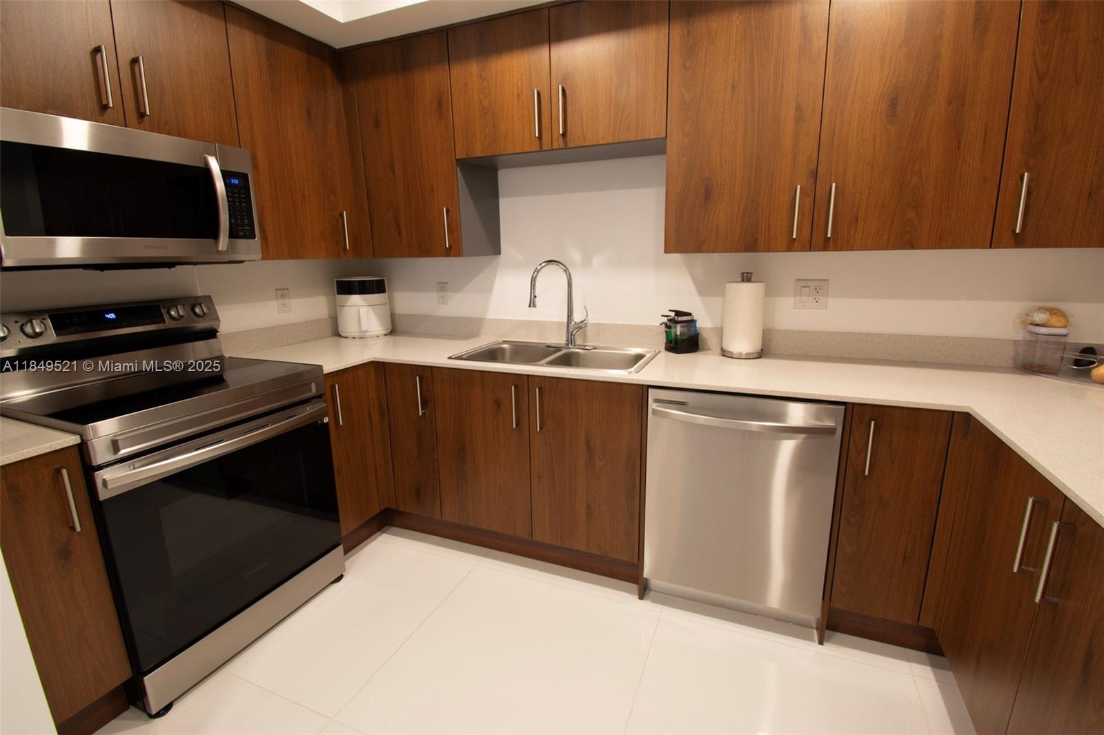 ISLANDS AT DORAL 1ST ADDI - Residential