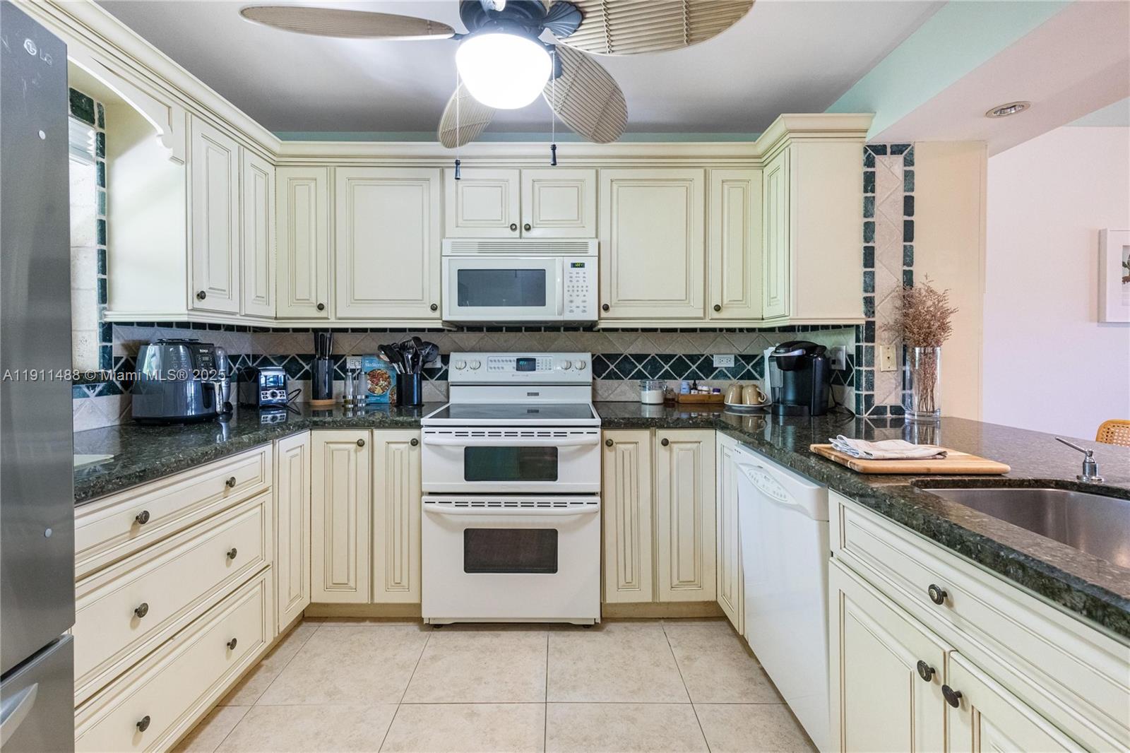 BUTTONWOOD BAY CLUB CONDO - Residential Lease