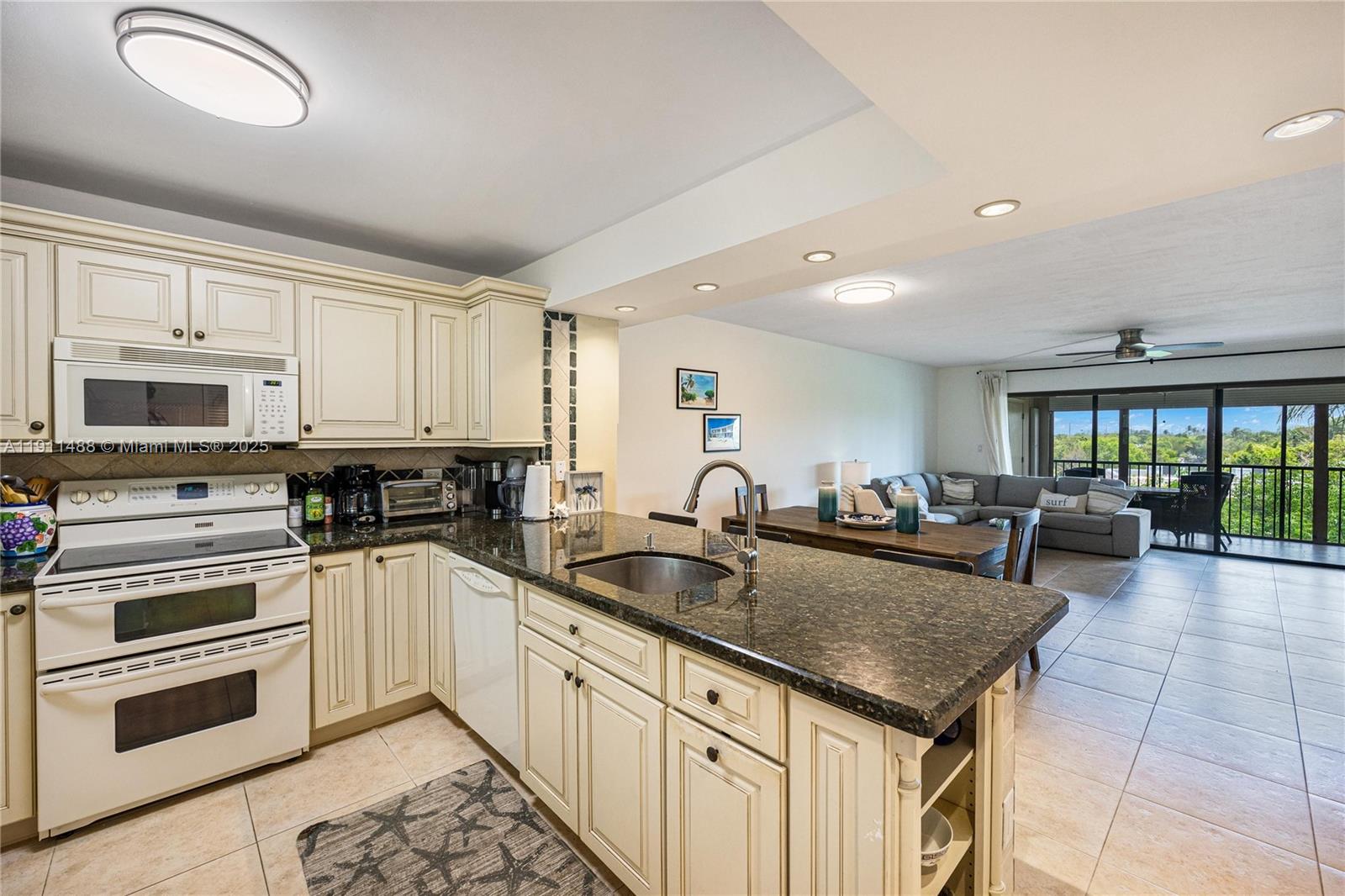 BUTTONWOOD BAY CLUB CONDO - Residential Lease