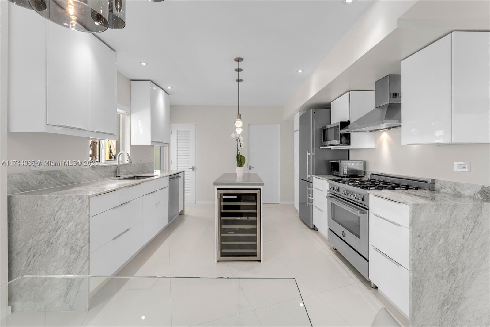 590 W 49th St