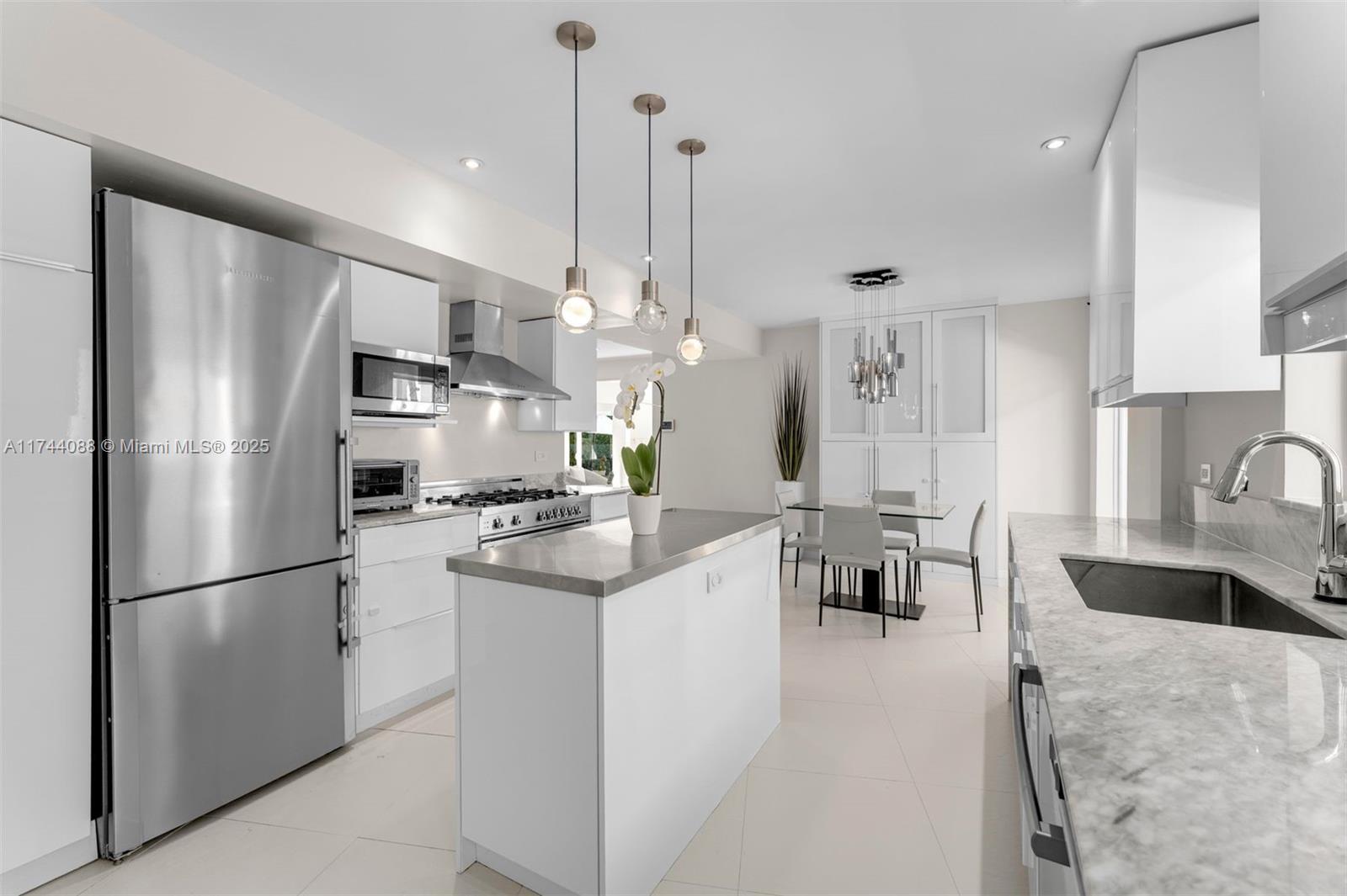590 W 49th St
