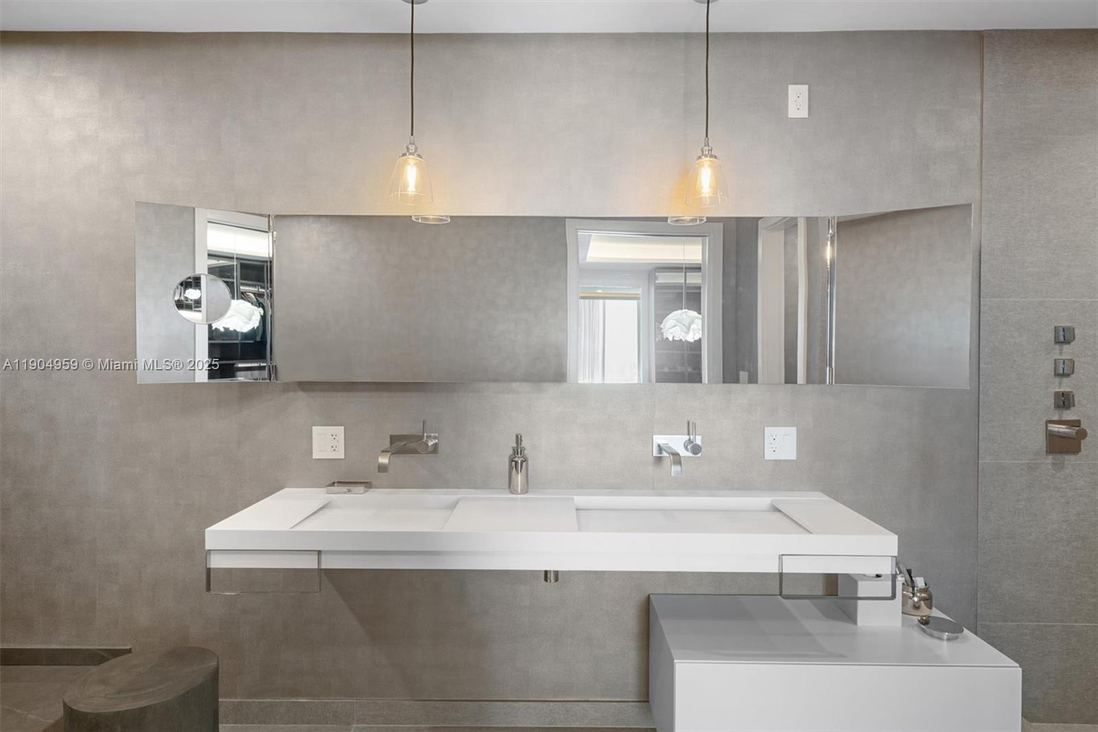 CONTINUUM ON SOUTH BEACH - Residential