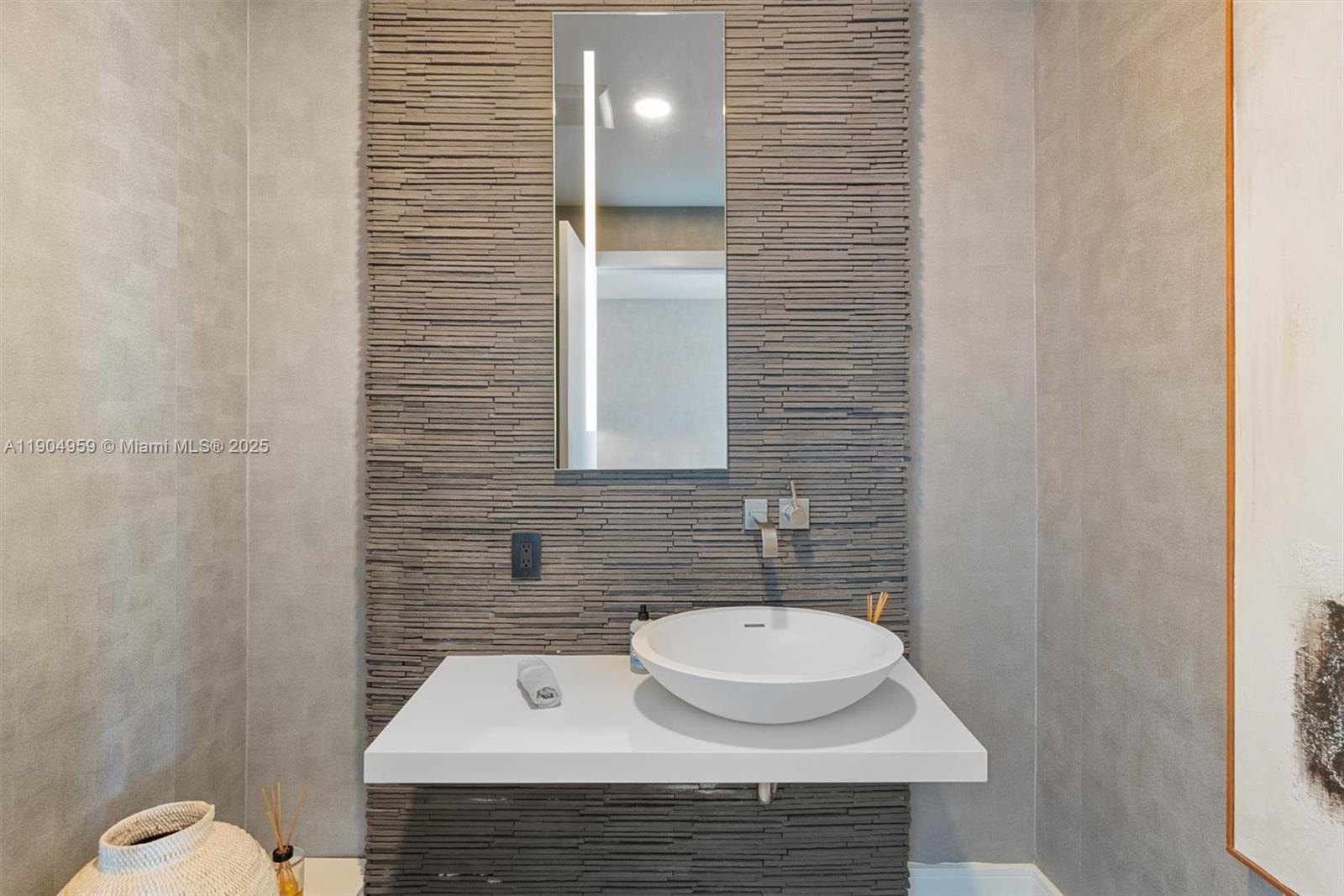 CONTINUUM ON SOUTH BEACH - Residential