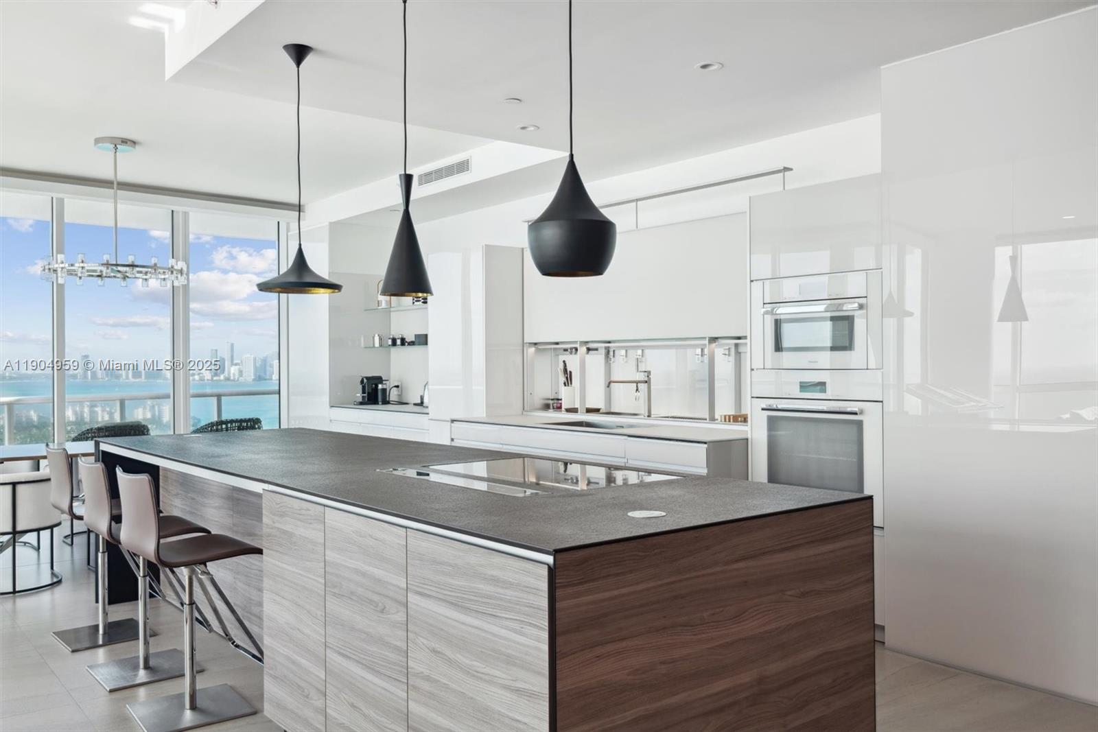 CONTINUUM ON SOUTH BEACH - Residential