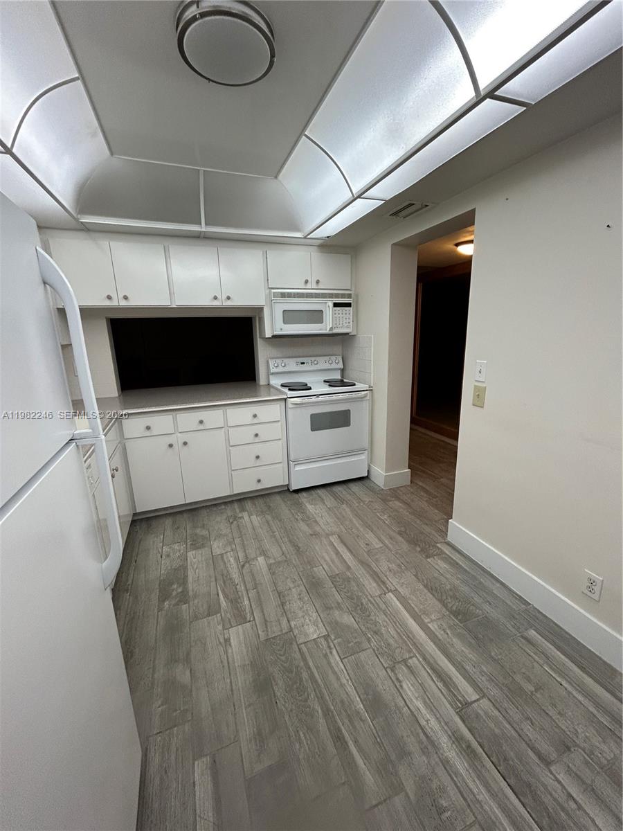 FIRST GULFSTREAM GARDEN - Residential