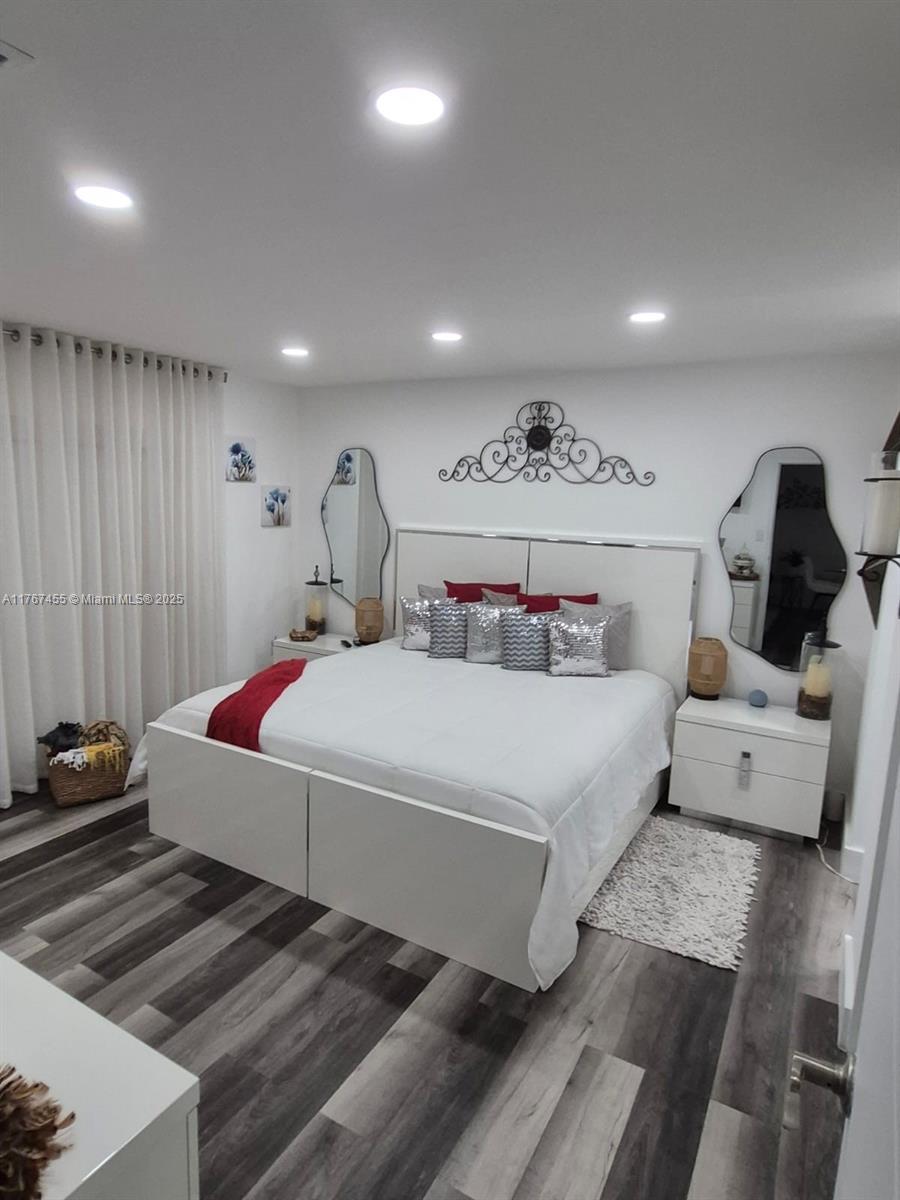 HOLIDAY PARK 1 CONDO - Residential