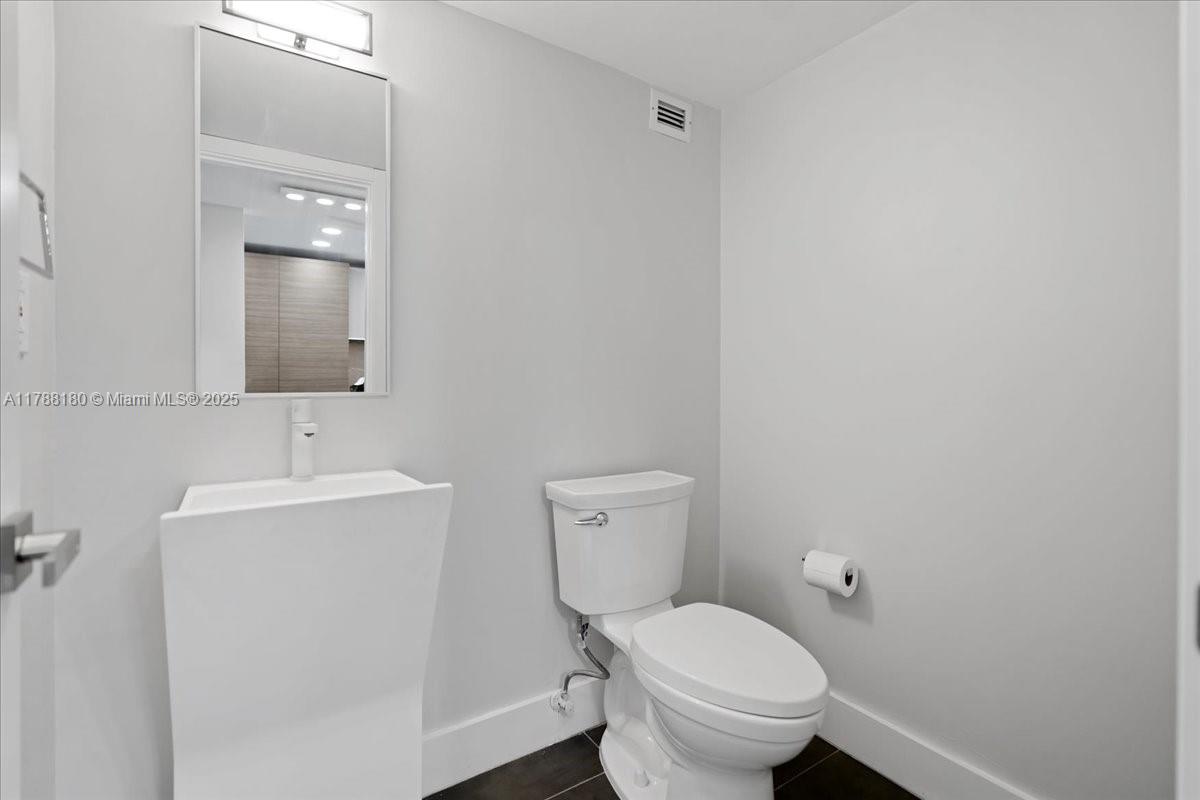 BRICKELL PLACE CONDO - Residential Lease