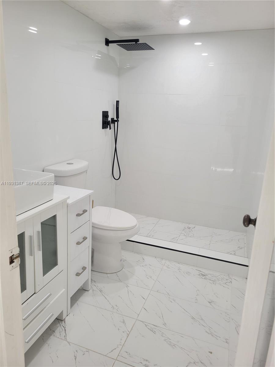 LAKESHORE CONDO #9 - Residential Lease