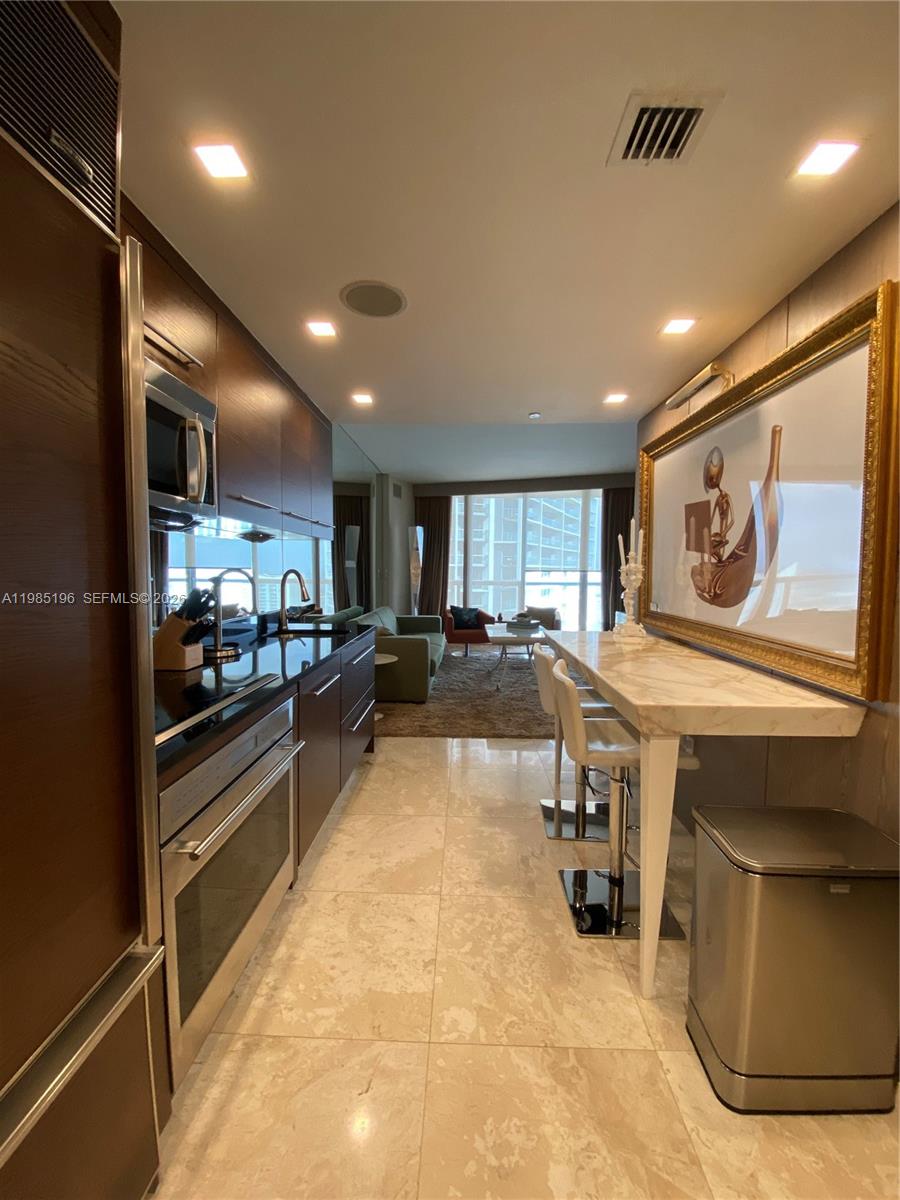 ICON BRICKELL TOWER TWO - Residential Lease