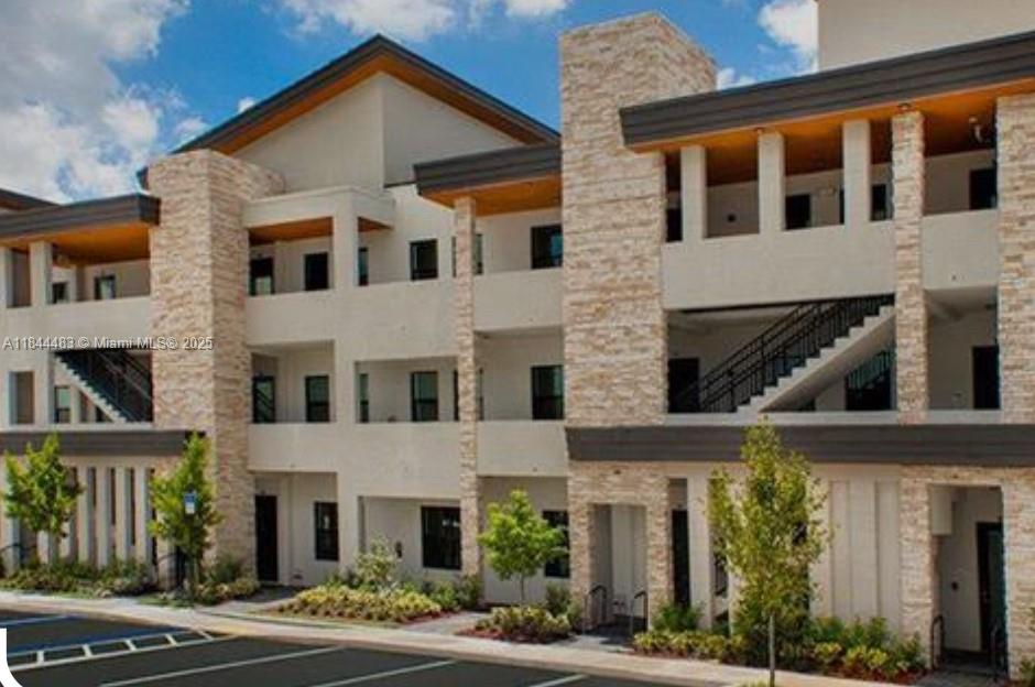 Beautiful corner unit in Apex condo. 3 beds and 2 full baths. Modern unit with impact windows high ceilings, elegant kitchen counter tops, stainless steel appliances and large island. Private outside courtyard to enjoy with family & friends. Excellent amenities and centrally close to everything: Shopping centers, restaurants, Miami Airport, Dolphin Mall, major highways and much more.