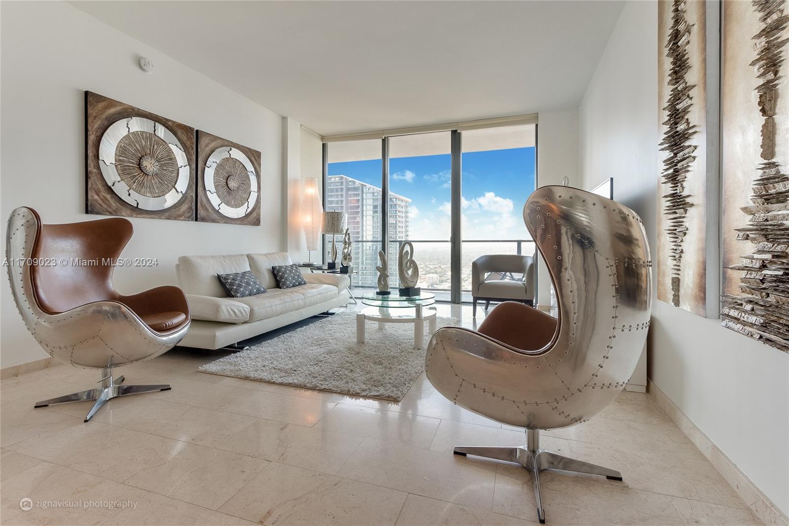 Amazing 1 bedroom and 1.5 bathroom. Enjoy the panoramic views of the city and river on your big balcony. Floor to ceiling hurricane doors with electric blinds. Bosch appliances and Sub Zero fridge. Assigned parking and 24 hours front desk and Valet service. Walking distance to metro and train Station. The Reach offer its residents 2 infinity pools, jacuzzi, BBQ grills, tropical garden, child plays area and fitness area. Walking distance to the best restaurants and upscale stores of Brickell City Center.