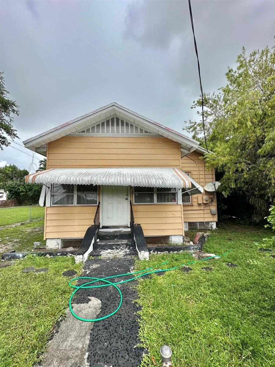 Investor Special. 3/2 Single family house. Great opportunity for any investor looking to expand their multi-family portfolio or update and turn into a solid rental opportunity. City of Miami zoning allows for duplex use on this property making it an ideal investment with multiple possibilities. Roof was replaced in 2006… Cash or Hard Money buyers only, please.
Type: Single Family - Anciliary Unit
Municipal Zone: T3 L
Land Use: General Call/Text listing agent.