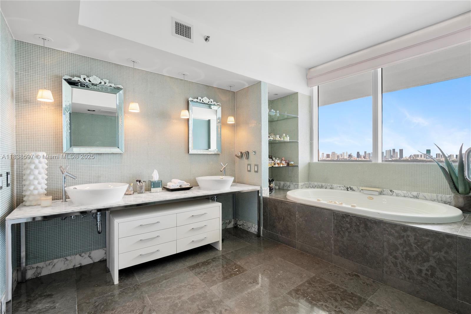 ICON CONDO - Residential