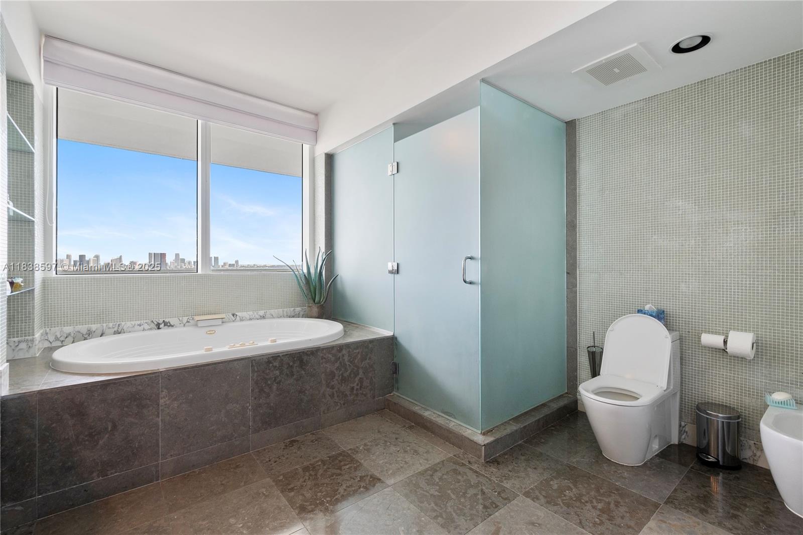 ICON CONDO - Residential