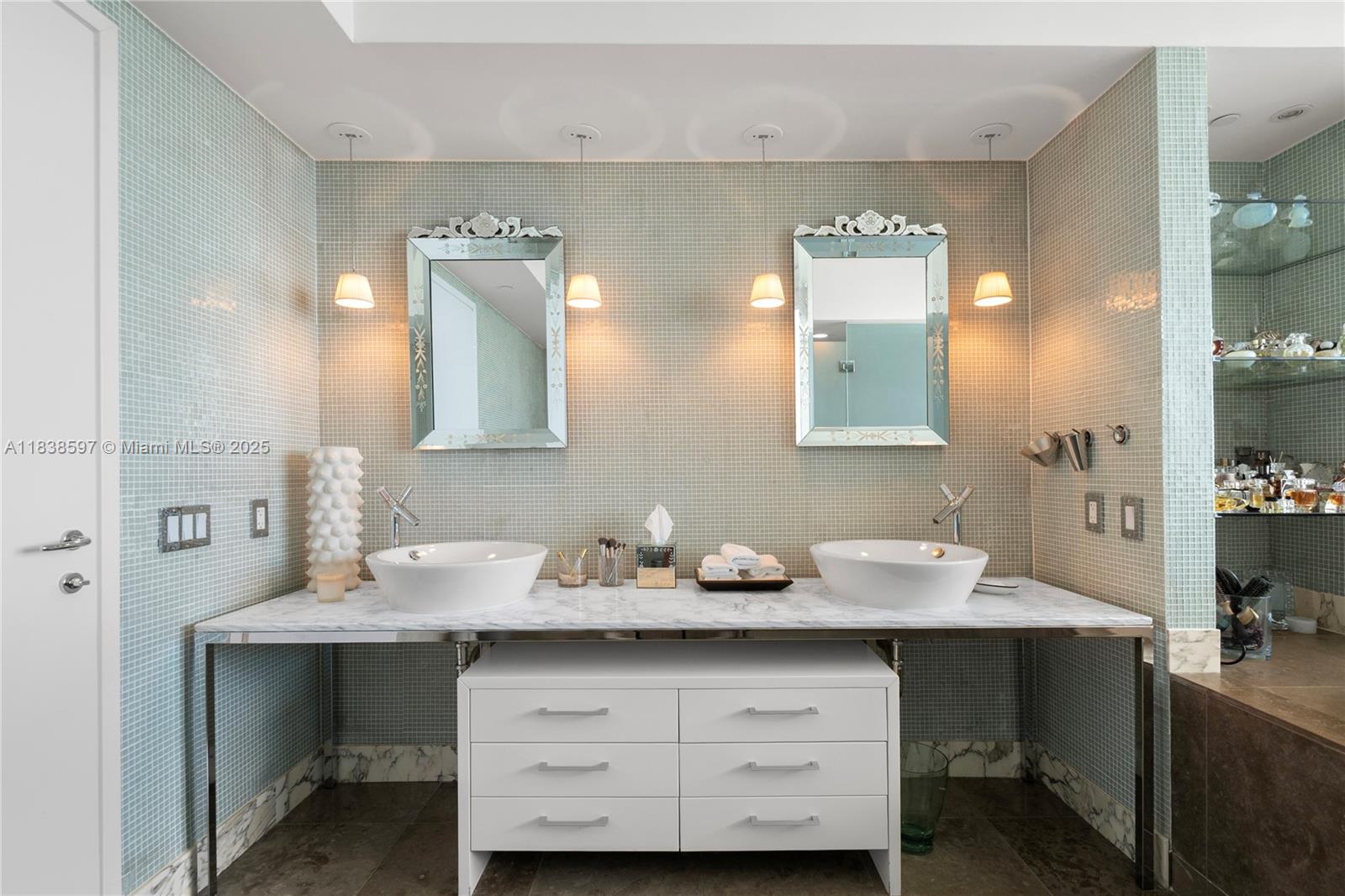 ICON CONDO - Residential