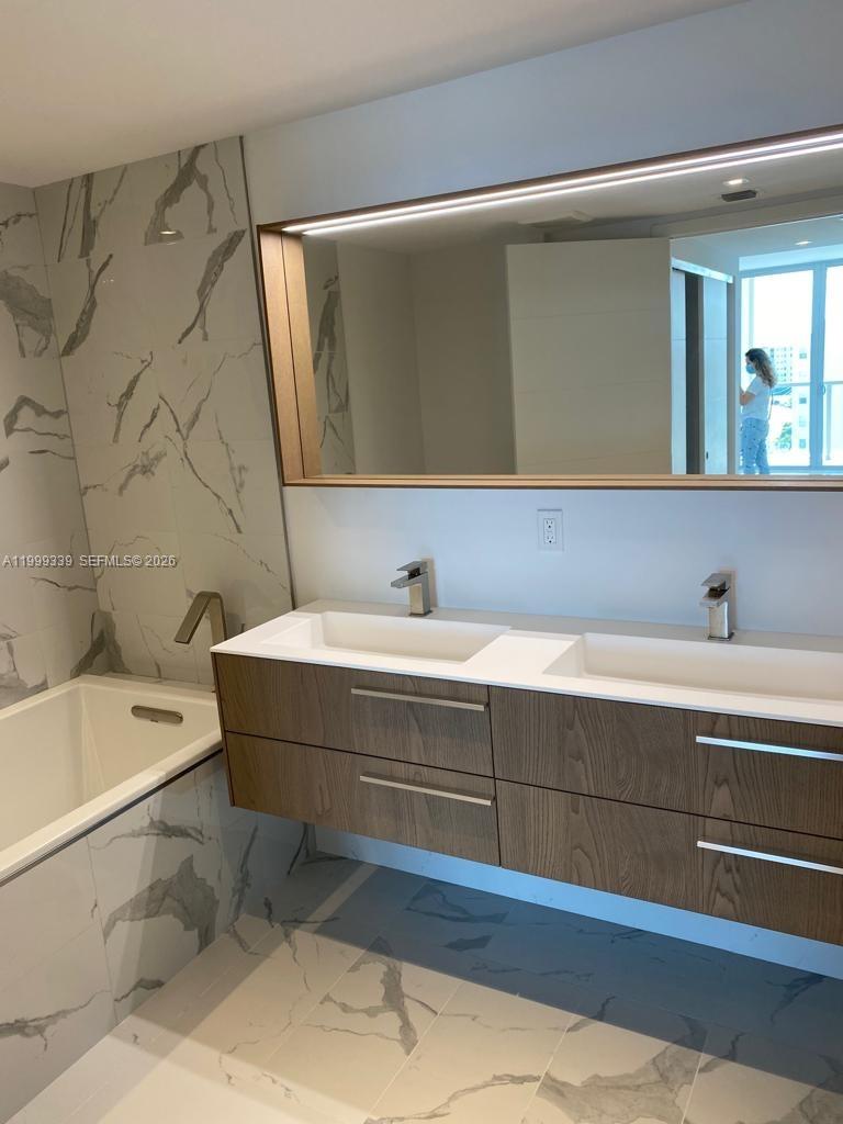 BAY HARBOUR ISLAND - Residential