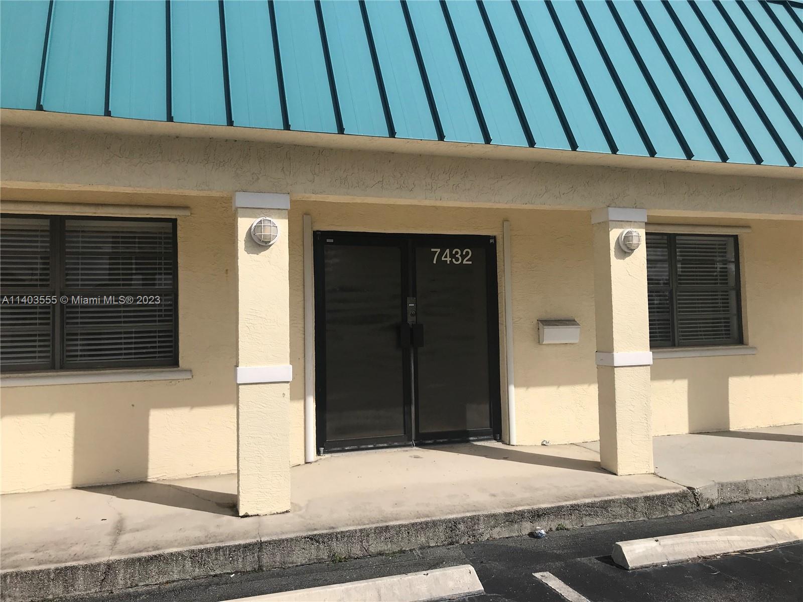 This open-plan office space in Port Saint Lucie is ideal for an array of businesses and entrepreneurs. The unit is located at the Marlin Center which is a professional space with both retail and shopping center opportunities. Monument signage is available. Come check it out!