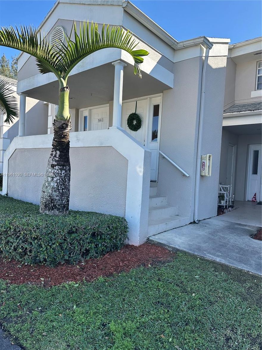 Beautiful 2/2 condominium in greatly desired community of Keyes Gate. Leisure style living! Unit has a great layout, lots of space throughout, bedrooms are spacious, living room and dining area with adjecent screened in patio and breakfast area in kitchen. HOA includes basic cable, internet, water, security, insurance and access to the Royal Palm Clubhouse, gym, tennis court, pool, billiards rooms, Sauna and community library.