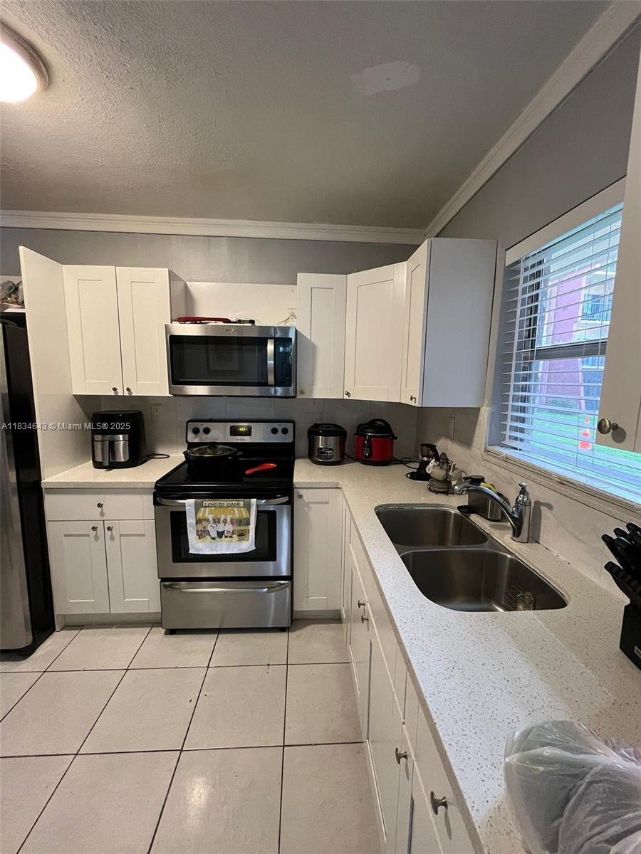 ?? Price Just Reduced! ??
Spacious 3-bed, 2-bath first-floor condo in Ramblewood at Kendale Lakes Villas. Features in-unit washer & dryer, private deck, and 3 parking spaces—a rare find! HOA has reserves, possibly allowing 5% down financing. $599/month HOA includes water & common area maintenance.
Great location near top schools, shopping, parks, restaurants, and highways. Perfect for families or investors seeking a move-in-ready home with rental potential.
Don't miss this hidden gem!