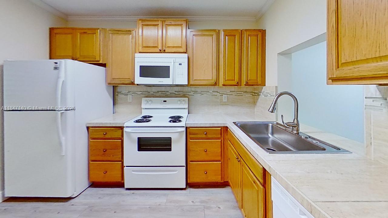 7406 Woodmont Ter 205, Tamarac, FL, 33321/$235,000 2 7406 Woodmont Ter 205