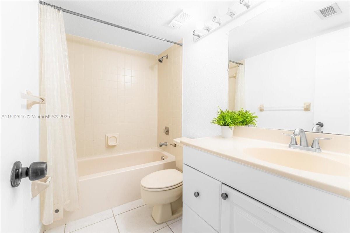 LAKE EMERALD CONDOMINIUM - Residential